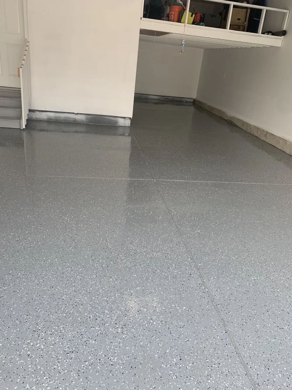 Finished flake floor with a high-gloss clear top coat